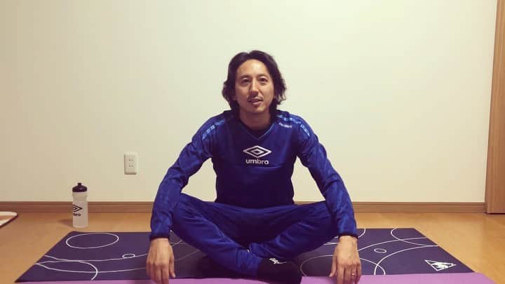 橋本英郎のインスタグラム：「【おうち簡単トレーニング】DAY13 残り僅かとなりました、筋トレ編。  今日は、下半身のももうら、お尻を鍛えるトレーニングになります。  無理はしないでくださいね〜。 ポイントは、 ・足先は寝かす ・太ももの付け根から上げる感覚 ・腰をそらない ・膝は出来る限り伸ばした状態  お尻と太もも裏にきてる感覚があれば効果ありますので、地道にやってみて下さい。  回数は、10回〜20回  それを3セット。  最初足がつりそうな感覚もあると思いますので無理せずで。 わたしも上手に出来ているわけではないので、皆さんもこれくらいでも筋トレなるんや〜！って感覚でやってみて下さいね。  ゆっくり、ゆったりチャレンジしてみてね。  いいおうち時間をお過ごし下さい。 ． ． おやすみなさい〜 ．  #おうちでトレーニング  #簡単トレーニング  #fc今治  #橋本英郎  #umbro  #2週間  #毎日トレーニング  #家トレ  #いまできること  #ギリギリ間に合った  #day13」