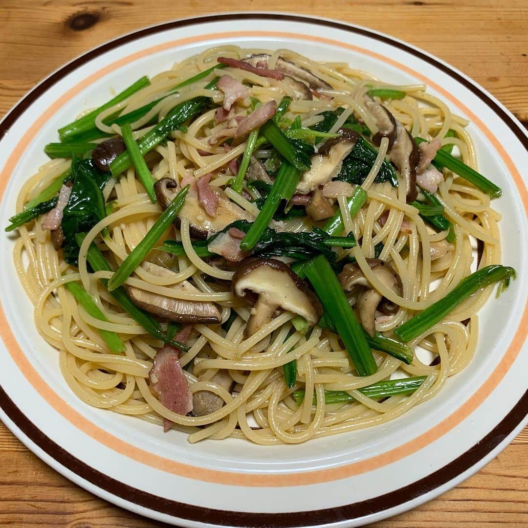 のインスタグラム：「【#飯テロ御免ください】  1.9mm太めのスパゲティ ＋ ほうれん草 ＋ ベーコン ＋ きのこ ＋ 醤油 ＋ バター ＋ ニンニク  無性に食べたくなって作っちまった。 これにタバスコかけて食べるの、好き！  嗚呼、昭和の香りのパスタ。 裏切らんなぁ。  こういう時は、お皿もちゃんと昭和の、stoneware。  #パスタ好きな人と繋がりたい #料理好きな人と繋がりたい #麺スタグラム #パスタ #🍝 #ほうれん草 #報連相 #ポパイ #和風パスタ #スパゲティ #タバスコ #ベーコン #茹で置きパスタ #Pasta #腹ペコ #飯テロ #instafood #stayhome #cooking #グルメ #野菜ソムリエ #アスリートフードマイスター #フードコーディネーター #食育インストラクター #bbqインストラクター #料理研究家 #料理男子 #料理芸人 #クック井上。」