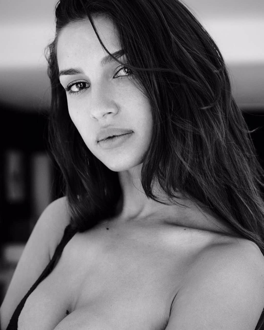 Valeriya Volkovaさんのインスタグラム写真 - (Valeriya VolkovaInstagram)「They say the eyes are the window to the soul..Which one? :) #moods #rawphotography #blackandwhite #portraits #feminine #allgrownup」5月17日 23時42分 - valeryalapidus