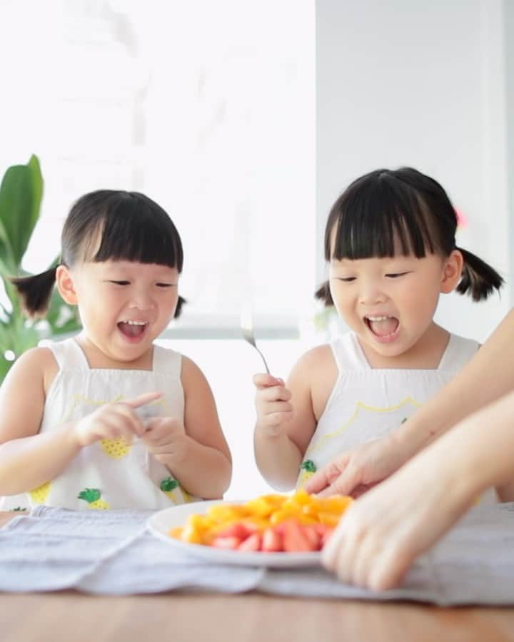 MOMOツインズのインスタグラム：「Will the momo twins pass the #fruitsnackchallenge?  Comment Yes/No before you watch!」