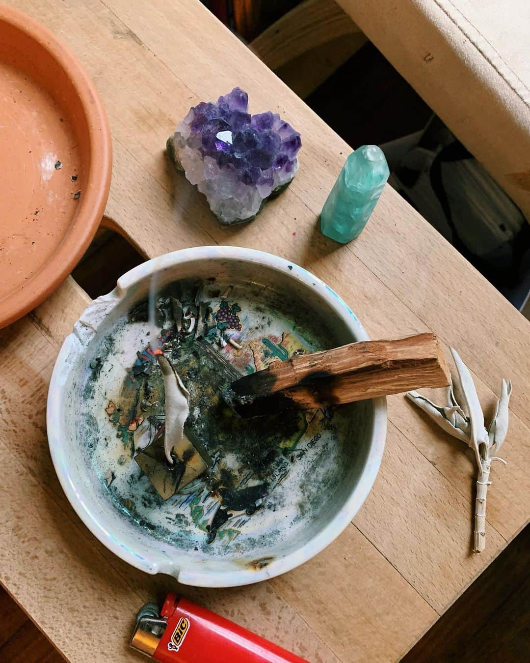 金原杏奈のインスタグラム：「Every morning & evening ritual🌿💫 ロックダウン辺りから毎朝晩セージの葉を焚いてる。」