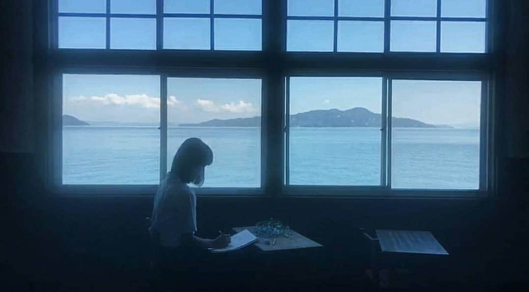 岩倉しおりさんのインスタグラム写真 - (岩倉しおりInstagram)「海の見える学校」5月18日 0時08分 - iwakurashiori