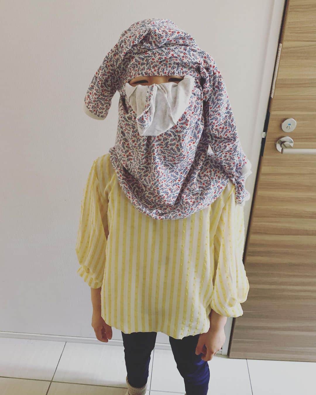 五月女ケイ子さんのインスタグラム写真 - (五月女ケイ子Instagram)「パパとケンカして、仲直りしにいくとき、照れくさいからとパジャマで顔を隠して向かうはる。元気にしています」5月18日 0時11分 - keikosootome