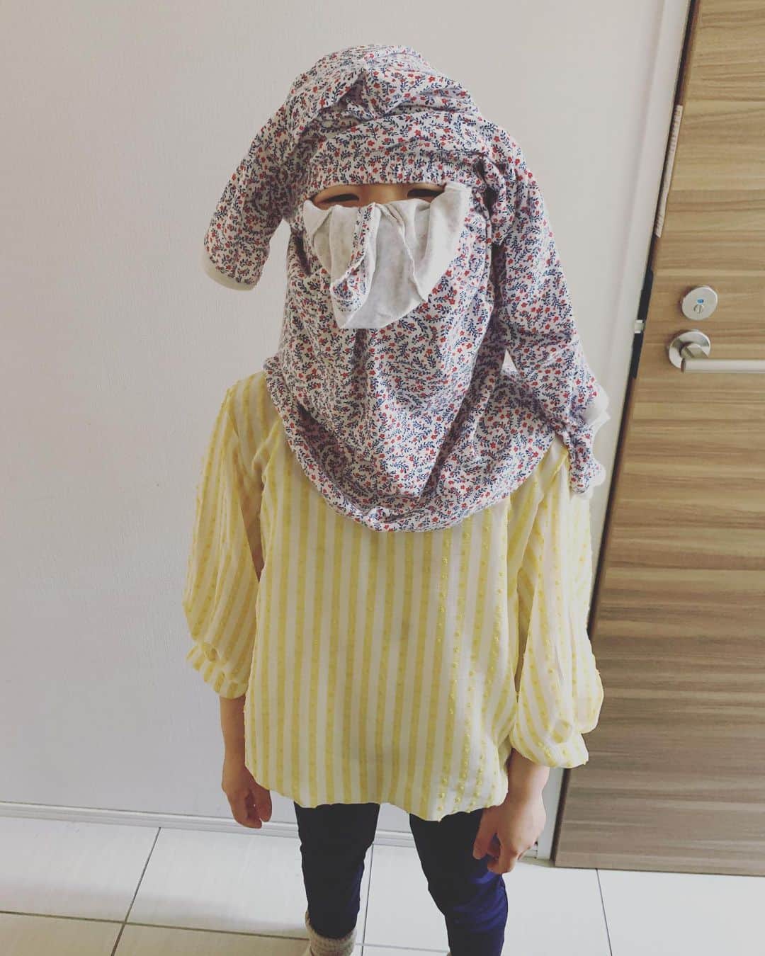 五月女ケイ子のインスタグラム：「パパとケンカして、仲直りしにいくとき、照れくさいからとパジャマで顔を隠して向かうはる。元気にしています」