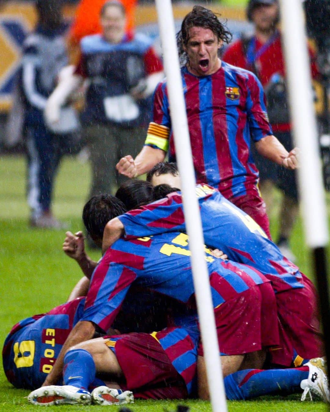 FCバルセロナさんのインスタグラム写真 - (FCバルセロナInstagram)「🔙 2006 Oh la la, Paris! 🏆 💙❤️ Força Barça!」5月18日 0時17分 - fcbarcelona