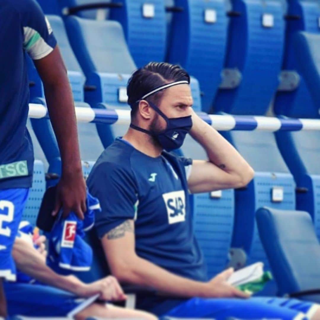 エルミン・ビチャクチッチのインスタグラム：「Was it kinda strange to enter the empty stadium ? - Yes!  Was it an experience with mixed feelings to play without fans ? - Yes!  But still: Happy & Thankful we are back @bundesliga_en  #wekeepgoing #bundesliga #restart #ootd #thatway」
