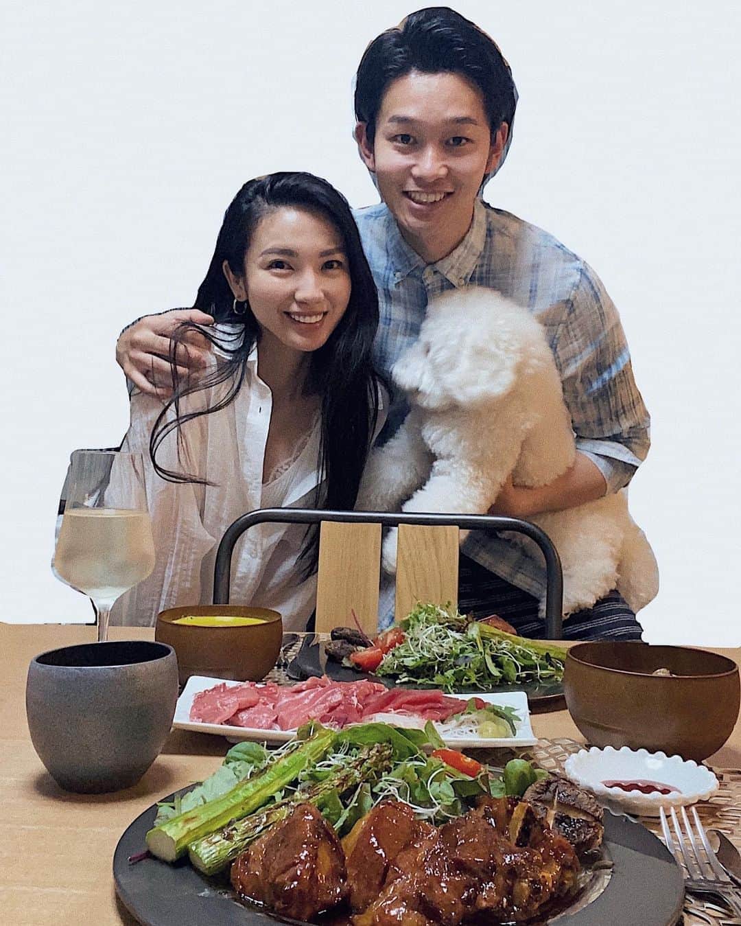 吉田愛璃のインスタグラム：「. . 家族写真感🤣🤣🤣🤣🤣🤣 両親に送る用に撮ったやつだけど記念に残しとこ📷w もっとお洒落に撮りたかったわーw  #5.17 #結婚1周年 #結婚記念日 #おうちでお祝い #早く旅行したいね #teddyこっち見ず #自粛生活 #プレゼントは後日w」