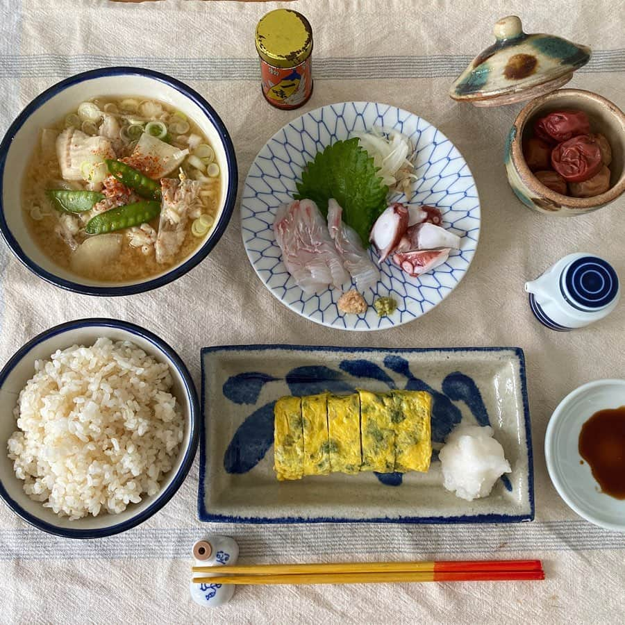 クボタマサヒコさんのインスタグラム写真 - (クボタマサヒコInstagram)「朝めし🍚  ヒラメのアラは塩ふってしばらく放置、お湯で霜降りしてから昆布出汁で味噌汁に。  シソが大量に採れるのでちりめんじゃこと一緒にたまご焼き。  #クボタ食堂 #あら汁 #卵焼き #梅干し #やちむん #ひょうちゃん #自炊 #うちごはん #japanesefood」5月18日 11時12分 - kubota_masahiko