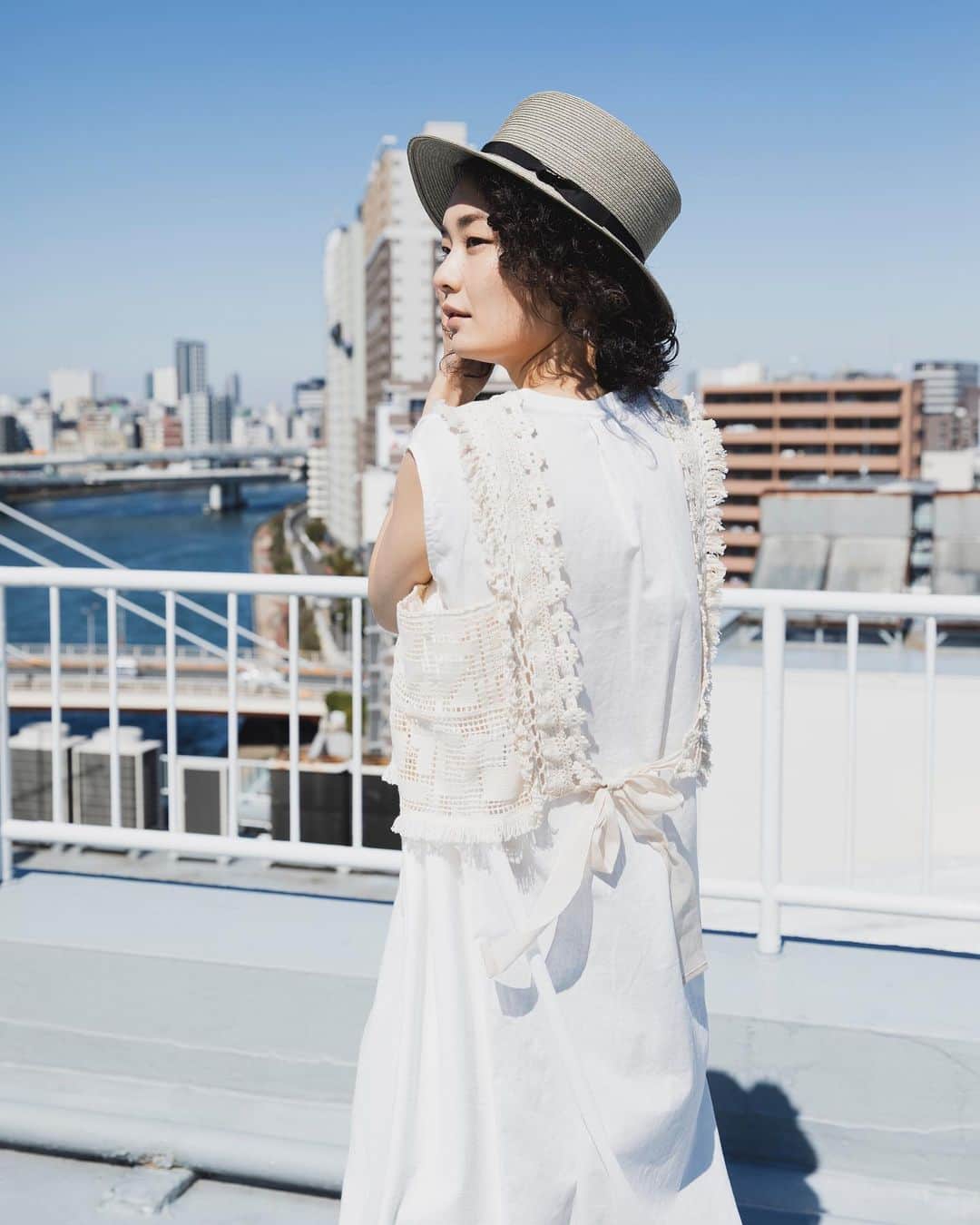 ネ・ネットのインスタグラム：「【 レイヤードジャージ ¥18,000+tax 】  レースビスチェのレイヤードスタイルが１枚で決まる、便利なノースリーブワンピース。レースビスチェは取り外し可能で、ワンピースとセットで着るのはもちろん、お手持ちのTシャツなどにも合わせていただけます。  #ネネット #nenet #新作 #new #spring #summer #2020 #collection #fashion #tokyo #japan #大人カジュアル #大人ネネット #otona_nenet  #レース #ビスチェ #レイヤード #フラワー」