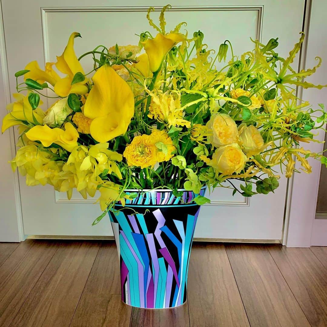夏木マリさんのインスタグラム写真 - (夏木マリInstagram)「おはよう......... 今朝は、 エミリオ・プッチ×ローゼンタールの 花瓶で気分を上げて‼︎ 今週もメンタルあげて 踏ん張りましょう。  よい日にーーーーーーーー  #stayhome#pray #goodmorningseries#flowerseries #emiliopucci #rosenthal #goodday#NATSUKIROCK @mari_natsuki #thankyouhealthcareworkers」5月18日 9時50分 - mari_natsuki