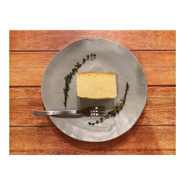 MIYUさんのインスタグラム写真 - (MIYUInstagram)「﻿ ﻿ ﻿ じゃーーーん！！！﻿ ﻿ ﻿ チーズケーキ作りました🧀👩🏼‍🍳♥️﻿ ﻿ ﻿ ﻿ ﻿ ケーキの中でもかなり上位で好きな﻿ チーズケーキ♡﻿ ﻿ ﻿ お家で簡単に作れました♩﻿ ﻿ ﻿ ﻿ ﻿ もう一回作った時には﻿ 下の部分をクッキーにして﻿ 食感もパワーアップ！✌🏻😊﻿ ﻿ ﻿ ﻿ ﻿ 何ケーキがお好きですか？？( ´ `*)﻿ ﻿ ﻿ ﻿ ﻿ ﻿ #オリックス #Bs2020 #BsGirls #オリ姫﻿ #野球 #プロ野球 #オリックスバファローズ #超革新系﻿ #野球女子　#野球好き　#おうち時間﻿ #手洗いチャレンジ　#SAFEHandsパ　#NPB﻿ #ハートフル　#STAYHOME #うちで過ごそう﻿ #チーズケーキ　#おうちカフェ　#お菓子作り﻿ #baseball #ORIX #Buffaloes #BINNOVATION﻿ #MIYU #miyu_337  #🐼」5月18日 9時57分 - miyu_bsgirls_337