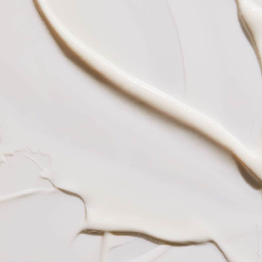 ドゥラメールのインスタグラム：「Soft, sensorial, light, renewing. The Moisturizing Soft Lotion is everything moisture should be for the in-between seasons.」