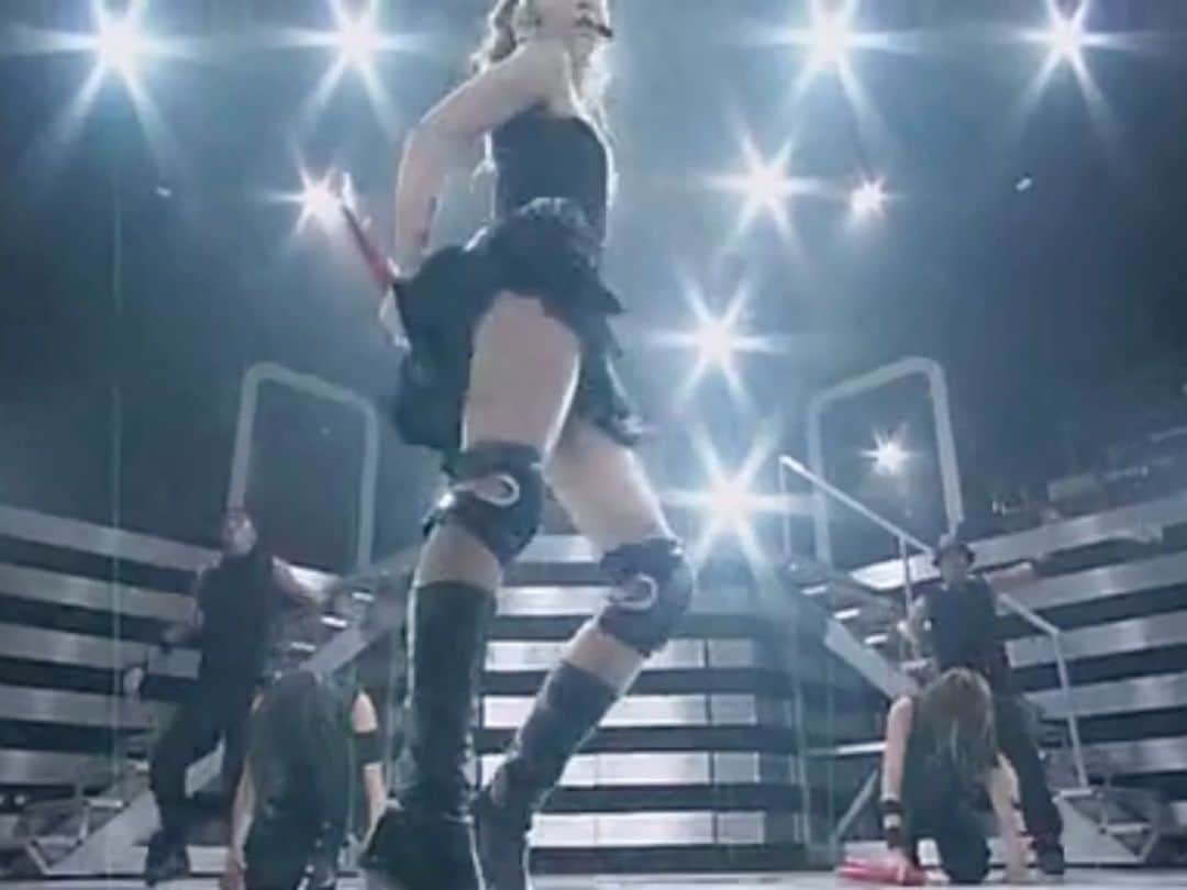 のインスタグラム：「最初で最後の安室ちゃんヌンチャクダンス👏🏻👏🏻👏🏻 #安室奈美恵 #namieamuro  #amuronamie」
