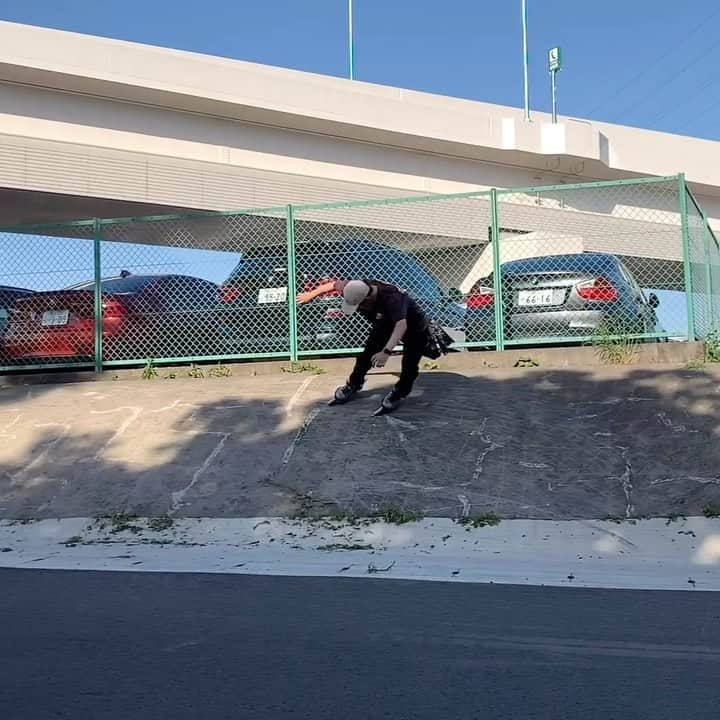 安床武士のインスタグラム：「Slide sounds🔇 スライドの音が気持ちいい。 音楽に合わせてみました👍 🎥 @natsu.yasui . @powerslidebrand  @myfitliners  @undercoverwheels  @goodskates_inc  @canamonroad_japan  @lzbn_official  @papasu1048  #inlineskate #takeshiyasutoko #安床武士 #インラインスケート #LZBN」