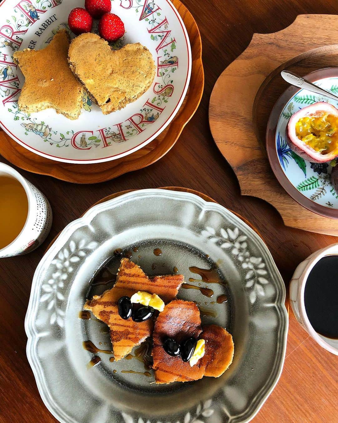 川人未帆さんのインスタグラム写真 - (川人未帆Instagram)「・ 今朝の朝食🥞 絶賛パン抜きダイエット中なんだけど、 ストーリーにもあげた @tanbasasayama_kinmata の米粉のパンケーキミックスで今日は特別！米粉だしね🌾 黒豆きなこ味なので同じく近又さんの黒豆煮を載せて黒みつかけたら至福の味でした🤤何もかけなくてもほのかに甘くて🙆‍♀️ アルミニウムフリーで、米粉、きび砂糖、黒豆きなこのシンプルな原材料🙏 @lecanamotobu から頂いたパッションフルーツとともに。 娘の朝ごはんはほとんどお米なので娘も嬉しそうにぱくぱく！パッションフルーツもすっぱいから食べないかと思ったのに美味しかったらしく取られてしまった😅 組み合わせ微妙だから写さなかったけど娘にはお豆腐やらお野菜も。 娘用にピーターラビットのお皿を出したらメリークリスマスだった😂笑 ・」5月18日 10時43分 - miho0319kawahito