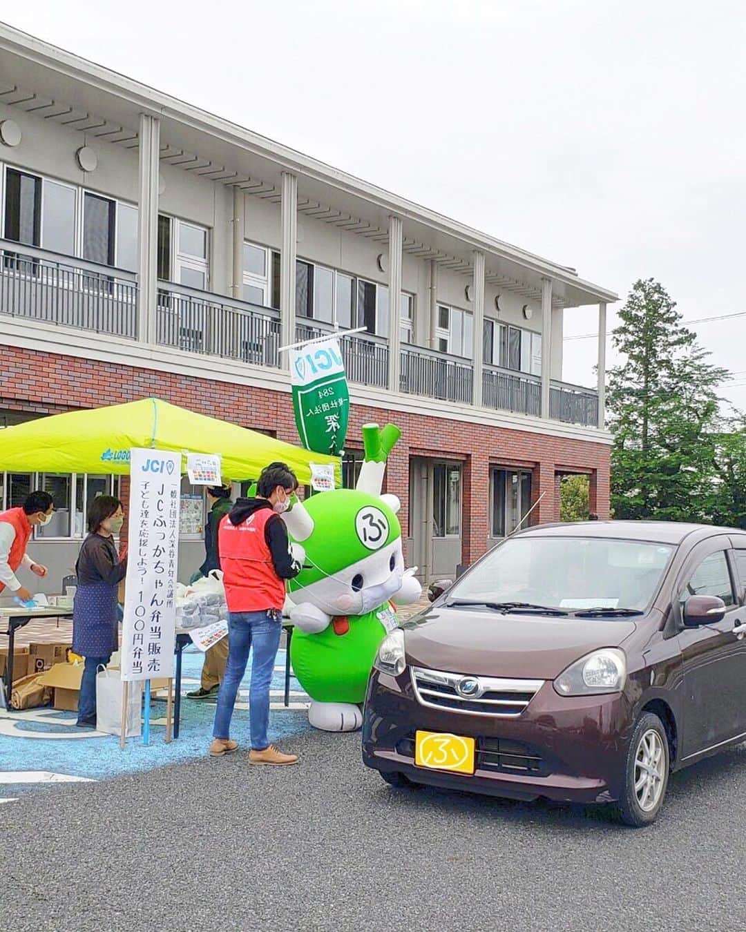 ふっかちゃんさんのインスタグラム写真 - (ふっかちゃんInstagram)「おはろぉ♪ 今朝は、深谷青年会議所『JCふっかちゃん弁当』販売のお手伝いをしてきたよぉY(o≧ω≦o)Y  5月18～22日の期間、午前7時30分～8時30分に深谷、岡部、花園、川本各公民館で1食100円をドライブスルーで販売ちぅY(o0ω0o)Y車1台につき2食までだよぉ！(毎日先着50食)  買いに行くときは、パパ・ママ応援ショップ優待カードかアプリを必ず持参してねぇ！  今日12時15分～NHKのニュース(関東)に出るからちぇけらよろしくおねぎしまぁす！Y(o^ω^o)Y #休校対策 #深谷市 #深谷青年会議所 #ふっかちゃん #子どもたちを応援 #子育て応援 #パパママ応援 #JCふっかちゃん弁当 #100円弁当 #みんなでのりきろう」5月18日 11時00分 - fukkachan628