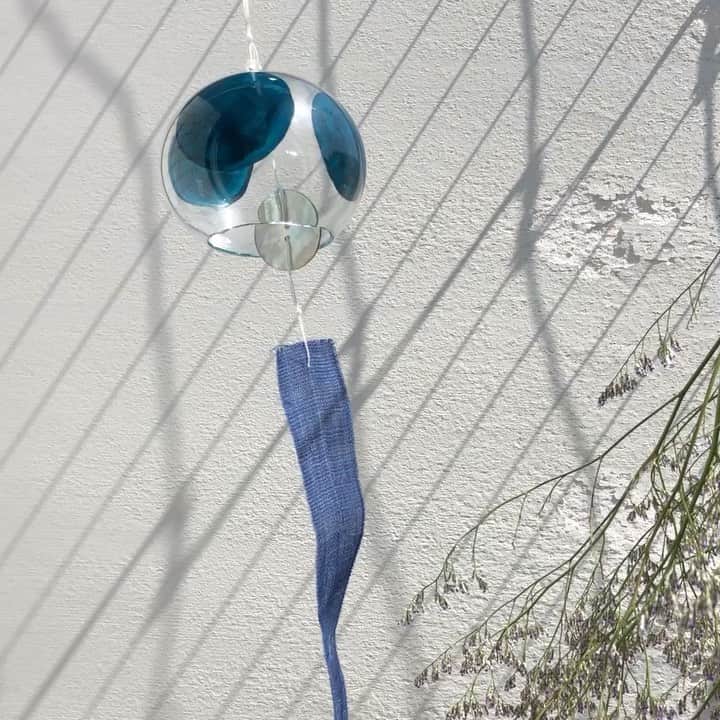 のインスタグラム：「「音色から、風を感じる。」﻿ ﻿ 二十四節気では「立夏」にあたるこの時期、暦の上ではもう夏です。﻿ ここのところの気候も、半袖で気持ちよく過ごせる夏日が続いていますね。﻿ ﻿ 家の中も、少しずつ夏の装いに。﻿ 日本の夏の風物詩といえば、なんといっても風鈴。﻿ 風がそよぐたび、心地よい音色が蒸し暑さを吹き飛ばしてくれます。﻿ ﻿ 見た目で選ぶことも多い風鈴ですが、今年は音色や産地で選んでみてはいかがでしょう。﻿ ﻿ ▶江戸風鈴／昔ながらの宙吹きと呼ばれる技法を用いた手作りの江戸風鈴。貝と硝子が交わる爽やかな音色です。（￥3,850）﻿ ﻿ ▶有田焼の風鈴／薄くて軽く、叩くと高く澄んだ音がなる有田焼の特徴は風鈴に最適。優しい音色です。（￥2,750）﻿ ﻿ ▶小田原鋳物の風鈴／真鍮製の風鈴は軽やかで凛とした音の響きで、長く余韻が残るのが特徴です。（￥2,750） ﻿ ﻿ ▶益子焼の風鈴／素朴であたたかみのある益子焼の特徴をいかした、土っぽさが感じられるやさしい音色の風鈴です。（￥2,750）﻿ ﻿ ▶南部鉄の燕鈴／南部鉄器で知られる岩手県でつくったお飾りは、チリンチリンと軽やかな音が。見た目も愛らしいです 。（￥3,300）﻿ ﻿ 🦌お買い物はプロフィールリンクまたは画像をタップ。@nakagawamasa7 ﻿ ﻿  #中川政七商店 #おうち時間 #おうちじかん #うちで過ごそう #暮らしの道具 #風鈴 #インテリア #しつらい #季節の行事 #季節の設え #japaneseculture #japanesestyle #nakagawamasashichi #風鈴🎐 #夏の風物詩」