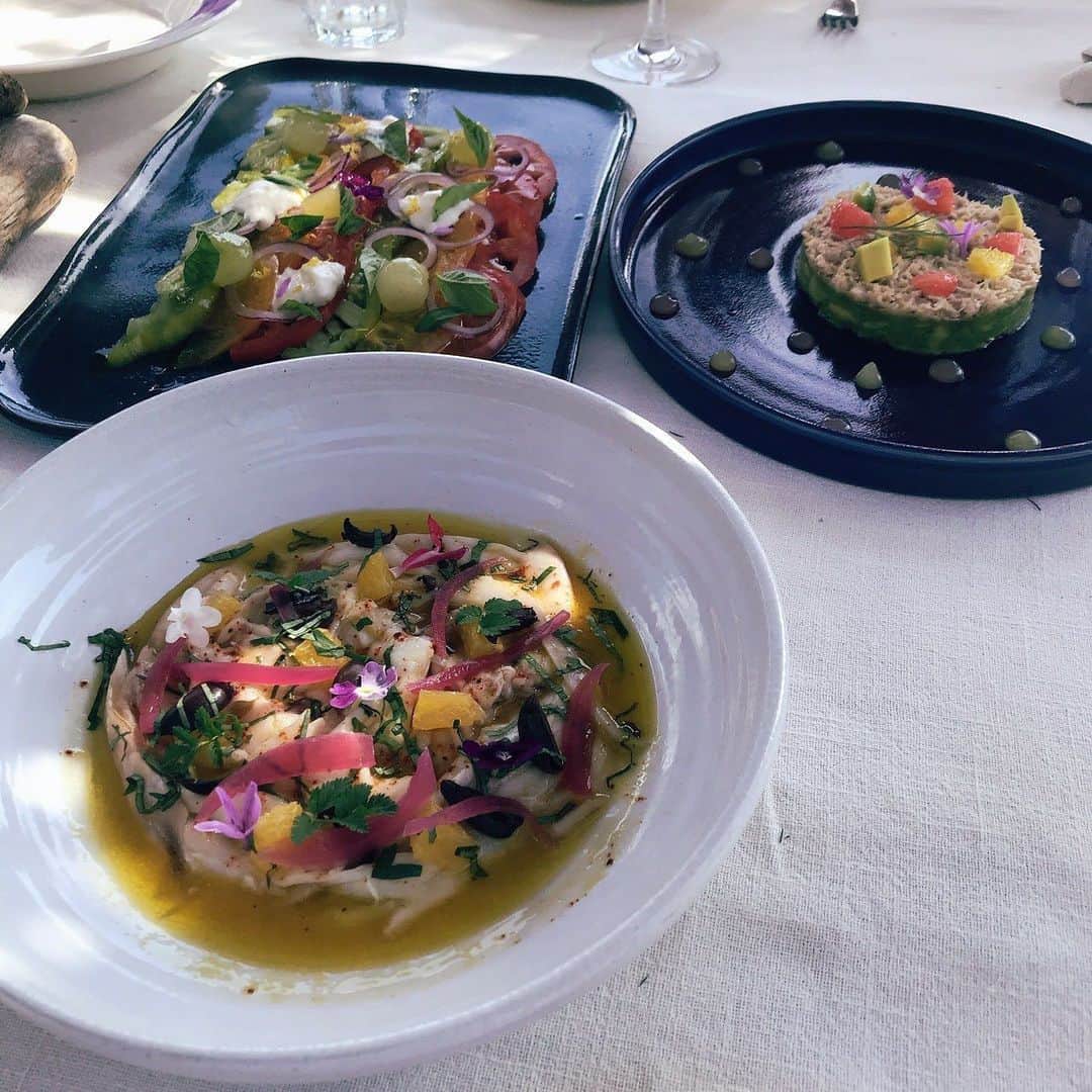 堀未央奈さんのインスタグラム写真 - (堀未央奈Instagram)「🍽 "写真集オフショット"  #コルシカ島 #Corsica の ビーチレストラン でいろんなご飯を食べました♡  もう全部美味しすぎて 食べることが 大のだいだいだいすきなので 本当に幸せでした…  もぐもぐカット😋は 写真集内にたくさん掲載 されているので見つけてね〜  #5月27日発売 #乃木坂46 #堀未央奈 #堀未央奈2nd写真集 #飯テロ #お腹すいた #海鮮もお肉もだいすき」5月18日 11時10分 - horimiona_official