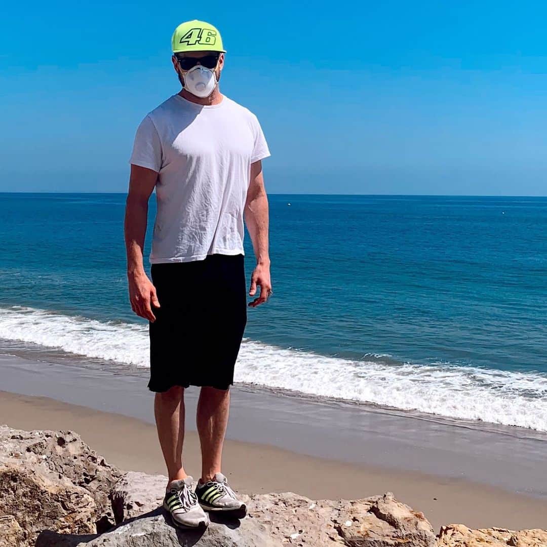 イアン・ボーエンのインスタグラム：「I won’t be here long officers, I’m just looking for Wilson.  Looks like a volley ball but he’s really my friend. He’s been missing for ages. Along with my liberties.  I implore our state and local elected officials to be smart, use science, know how to interpret its data and come to the inevitable conclusion that sitting on the sand is far more preferable to sitting in a house breathing the stale air of others.  Just ask @andrewcuomo * Sincerely-everyone in LA. Who knows what’s up.」