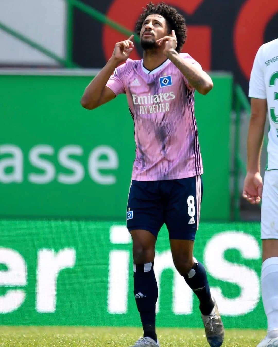 ジェレミー・ドゥツィアクのインスタグラム：「It felt good to be back on the pitch, but the result is not what we had hoped! We come back stronger on Sunday 👊🏾 #JD8 @hsv」