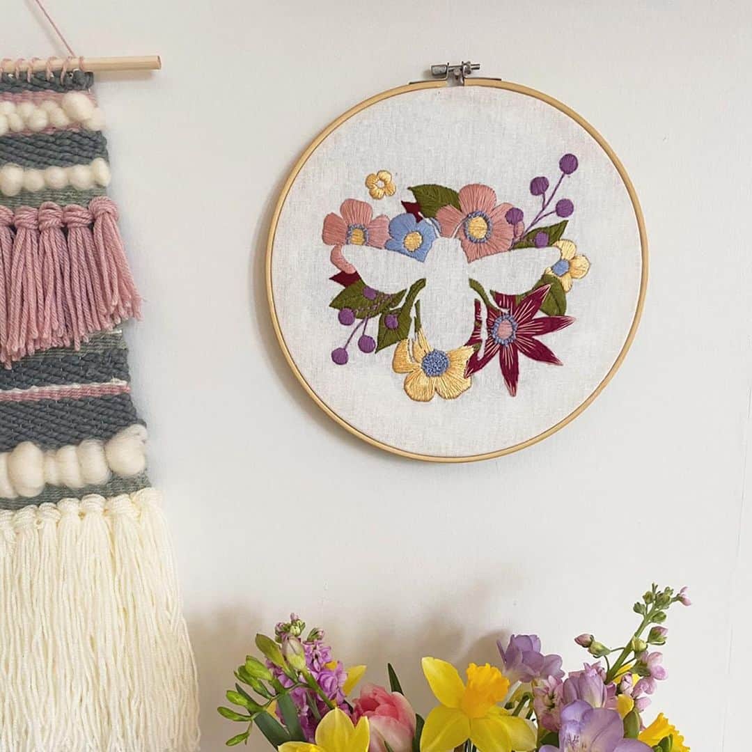 Olivia Burtonさんのインスタグラム写真 - (Olivia BurtonInstagram)「Our lovely friends over at @makebox.co have released this gorgeous ‘Bee Happy’ embroidery box - the perfect way to brighten your home and have some crafting fun! We can’t wait to give it a go - needlework can be so therapeutic 🐝 ‘Being happy and content at the moment is sometimes more easily said than done, but remember good times will be here soon enough again’ 🌸 #BeeHappy #MyMakeBox」5月18日 2時36分 - oliviaburtonlondon