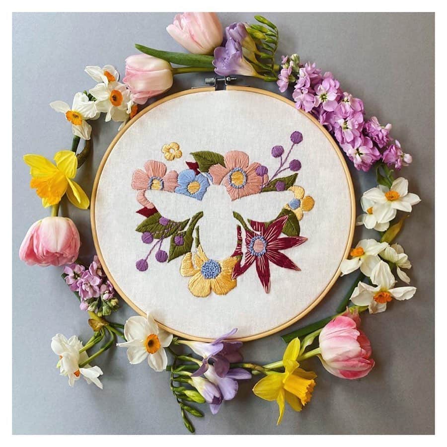 Olivia Burtonさんのインスタグラム写真 - (Olivia BurtonInstagram)「Our lovely friends over at @makebox.co have released this gorgeous ‘Bee Happy’ embroidery box - the perfect way to brighten your home and have some crafting fun! We can’t wait to give it a go - needlework can be so therapeutic 🐝 ‘Being happy and content at the moment is sometimes more easily said than done, but remember good times will be here soon enough again’ 🌸 #BeeHappy #MyMakeBox」5月18日 2時36分 - oliviaburtonlondon