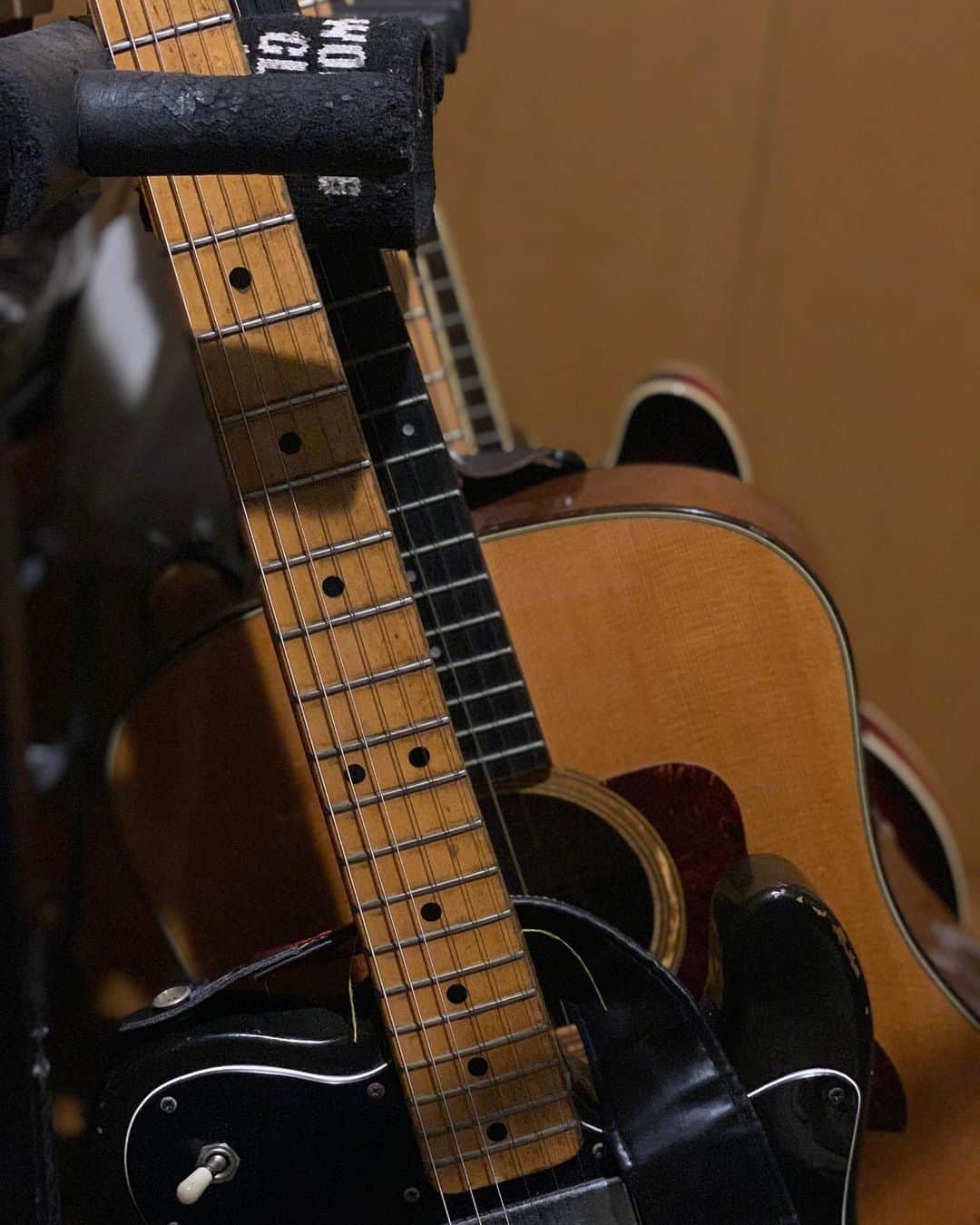 佐々木良のインスタグラム：「ここ10年くらいで一番ギター触ってる。 念仏のように無心で地味なメカニカルトレーニングを延々とやるのがブーム。」