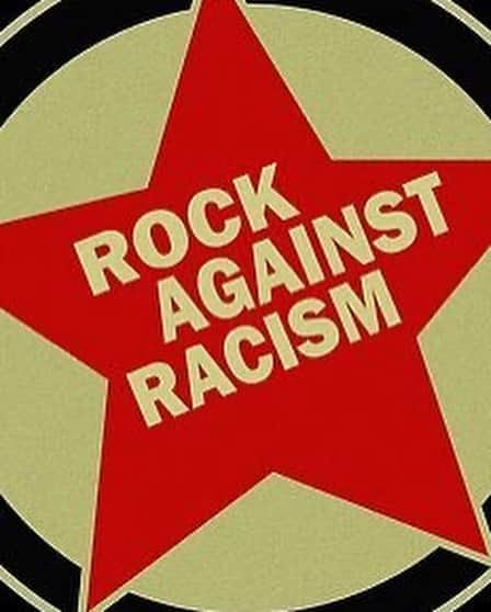 青木伸輔さんのインスタグラム写真 - (青木伸輔Instagram)「音楽を愛せ！人種差別を憎め！ をメッセージに数人の若者達が腐敗したナショナリズムに立ち向かう感動のドキュメンタリー作品。 1970代後半のイギリス、人種差別主義者への反発から発足された組織「ロック・アゲインスト・レイシズム」 自主出版の雑誌、白人バンド(パンク)と黒人バンド(レゲエ)をブッキングしたライブ… 人種差別主義者から妨害されながらも彼らの活動は次第に大物アーティストも巻き込み、約2年後に10万人のフェスへと発展！ ラストのライブシーンで演奏されるTHE CLASHとSham69のジミーパーシーのWhite Riot(白い暴動)はメチャクチャ刺さり、改めて音楽の持つ力に感動しました。 #白い暴動 #ドキュメンタリー映画  #ロックアゲインストレイシズム #rockagainstracism」5月18日 2時40分 - shinsuke.aoki