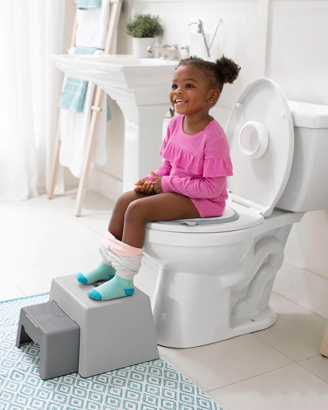 Skip Hopさんのインスタグラム写真 - (Skip HopInstagram)「Project Potty Training! 💪 More time at home means more time to train! Introducing our NEW Easy-Store Toilet Trainer! SWIPE to see our go & stow design! 🙌  Share your #pottytraining tips in the comments below! 👇  #skiphop」5月18日 2時53分 - skiphop