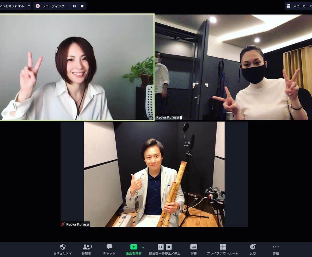 小柳ゆきのインスタグラム：「アルバムレコーディング全て終了しましたやったー！！！ . Rec最後の曲は姉 @hiromi_koyanagi  が作編曲担当し、私が詞を書くという姉妹作品😊 その曲に尺八で藤原道山さんが参加してくださいました！ 道山さんの尺八の威力が半端なく感無量です…ありがとうございました😭✨ . . はー幸せ、全ての曲録り終え安堵して興奮して寝れそうになく🥳深い時間のアップお許しくださいませ😀💦」