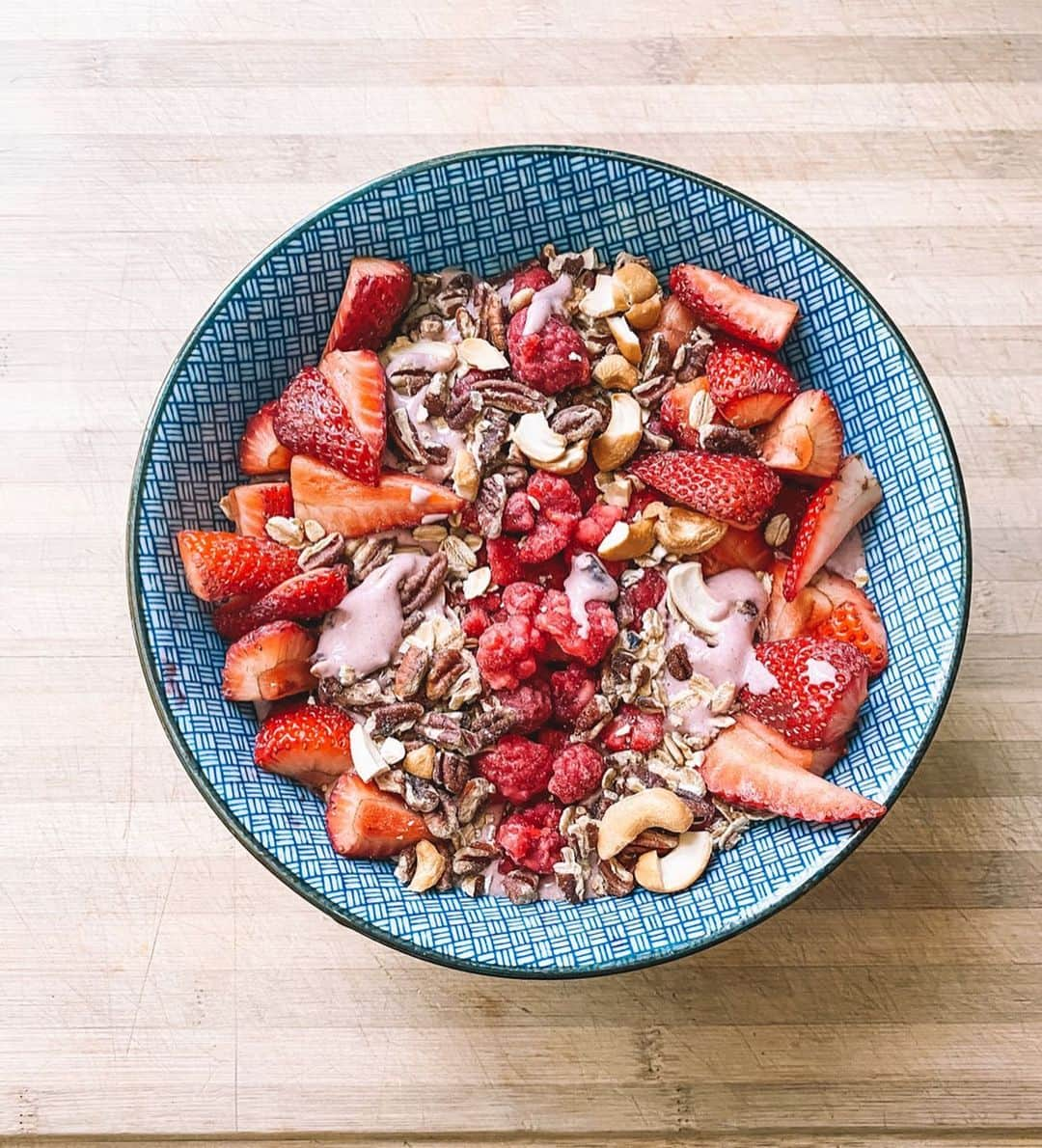 Katrin Tanja Davidsdottirさんのインスタグラム写真 - (Katrin Tanja DavidsdottirInstagram)「P R O T E I N 🌺💜🍇 S M O O T H I E 😛 B O W L // Been craving acai bowls & really don’t know how to make them but here was my attempt & it was deeeeeeelish! - SMOOTHIE PART: Frozen mixed berries Frozen cherries @ascent_protein vanilla whey protein Ascent chocolate casein (tried this to see if it would thicken it up at all. Added this in AFTER smoothie was blended) Coconut milk Vanilla skyr / yoghurt - TOPPINGS: Frozen raspberries Strawberries Mixed nuts Cashew butter (I didn’t have any but I bet GRANOLA would be the BEST on this 😛) - @ascent_protein #Ascent #OfficialSponsorOfHardWork - Ok GUYS! If you have any acai bowl improvement tips for me pleeeeease share - I def want to make more of these this summer ✨🌻☀️😛 So refreshing.」5月18日 2時51分 - katrintanja