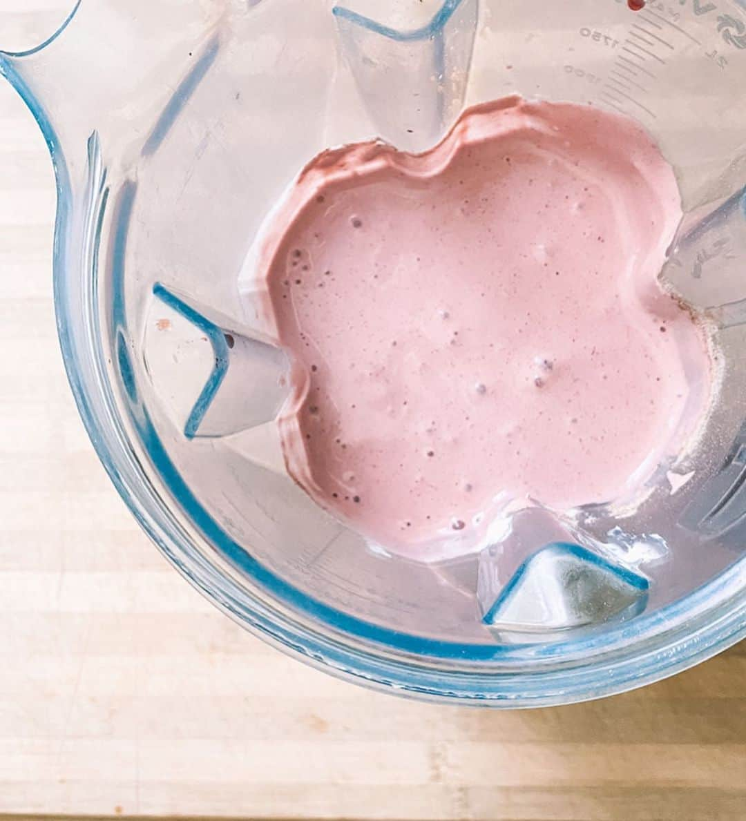 Katrin Tanja Davidsdottirさんのインスタグラム写真 - (Katrin Tanja DavidsdottirInstagram)「P R O T E I N 🌺💜🍇 S M O O T H I E 😛 B O W L // Been craving acai bowls & really don’t know how to make them but here was my attempt & it was deeeeeeelish! - SMOOTHIE PART: Frozen mixed berries Frozen cherries @ascent_protein vanilla whey protein Ascent chocolate casein (tried this to see if it would thicken it up at all. Added this in AFTER smoothie was blended) Coconut milk Vanilla skyr / yoghurt - TOPPINGS: Frozen raspberries Strawberries Mixed nuts Cashew butter (I didn’t have any but I bet GRANOLA would be the BEST on this 😛) - @ascent_protein #Ascent #OfficialSponsorOfHardWork - Ok GUYS! If you have any acai bowl improvement tips for me pleeeeease share - I def want to make more of these this summer ✨🌻☀️😛 So refreshing.」5月18日 2時51分 - katrintanja