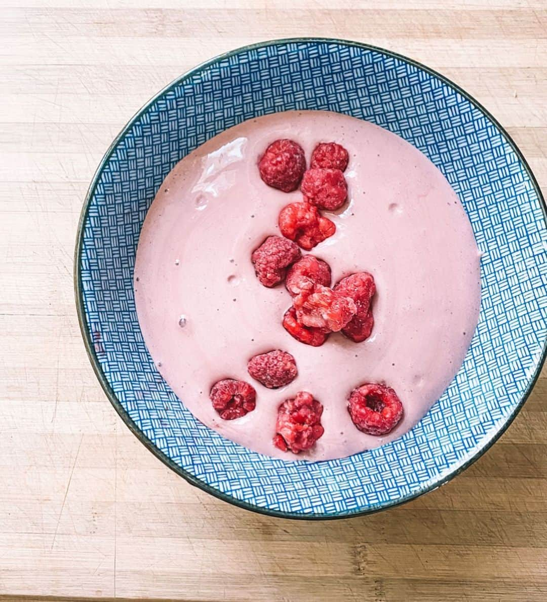 Katrin Tanja Davidsdottirさんのインスタグラム写真 - (Katrin Tanja DavidsdottirInstagram)「P R O T E I N 🌺💜🍇 S M O O T H I E 😛 B O W L // Been craving acai bowls & really don’t know how to make them but here was my attempt & it was deeeeeeelish! - SMOOTHIE PART: Frozen mixed berries Frozen cherries @ascent_protein vanilla whey protein Ascent chocolate casein (tried this to see if it would thicken it up at all. Added this in AFTER smoothie was blended) Coconut milk Vanilla skyr / yoghurt - TOPPINGS: Frozen raspberries Strawberries Mixed nuts Cashew butter (I didn’t have any but I bet GRANOLA would be the BEST on this 😛) - @ascent_protein #Ascent #OfficialSponsorOfHardWork - Ok GUYS! If you have any acai bowl improvement tips for me pleeeeease share - I def want to make more of these this summer ✨🌻☀️😛 So refreshing.」5月18日 2時51分 - katrintanja