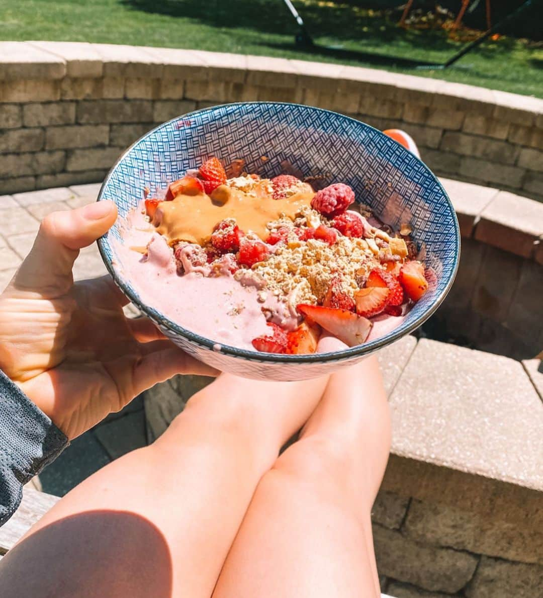 Katrin Tanja Davidsdottirさんのインスタグラム写真 - (Katrin Tanja DavidsdottirInstagram)「P R O T E I N 🌺💜🍇 S M O O T H I E 😛 B O W L // Been craving acai bowls & really don’t know how to make them but here was my attempt & it was deeeeeeelish! - SMOOTHIE PART: Frozen mixed berries Frozen cherries @ascent_protein vanilla whey protein Ascent chocolate casein (tried this to see if it would thicken it up at all. Added this in AFTER smoothie was blended) Coconut milk Vanilla skyr / yoghurt - TOPPINGS: Frozen raspberries Strawberries Mixed nuts Cashew butter (I didn’t have any but I bet GRANOLA would be the BEST on this 😛) - @ascent_protein #Ascent #OfficialSponsorOfHardWork - Ok GUYS! If you have any acai bowl improvement tips for me pleeeeease share - I def want to make more of these this summer ✨🌻☀️😛 So refreshing.」5月18日 2時51分 - katrintanja