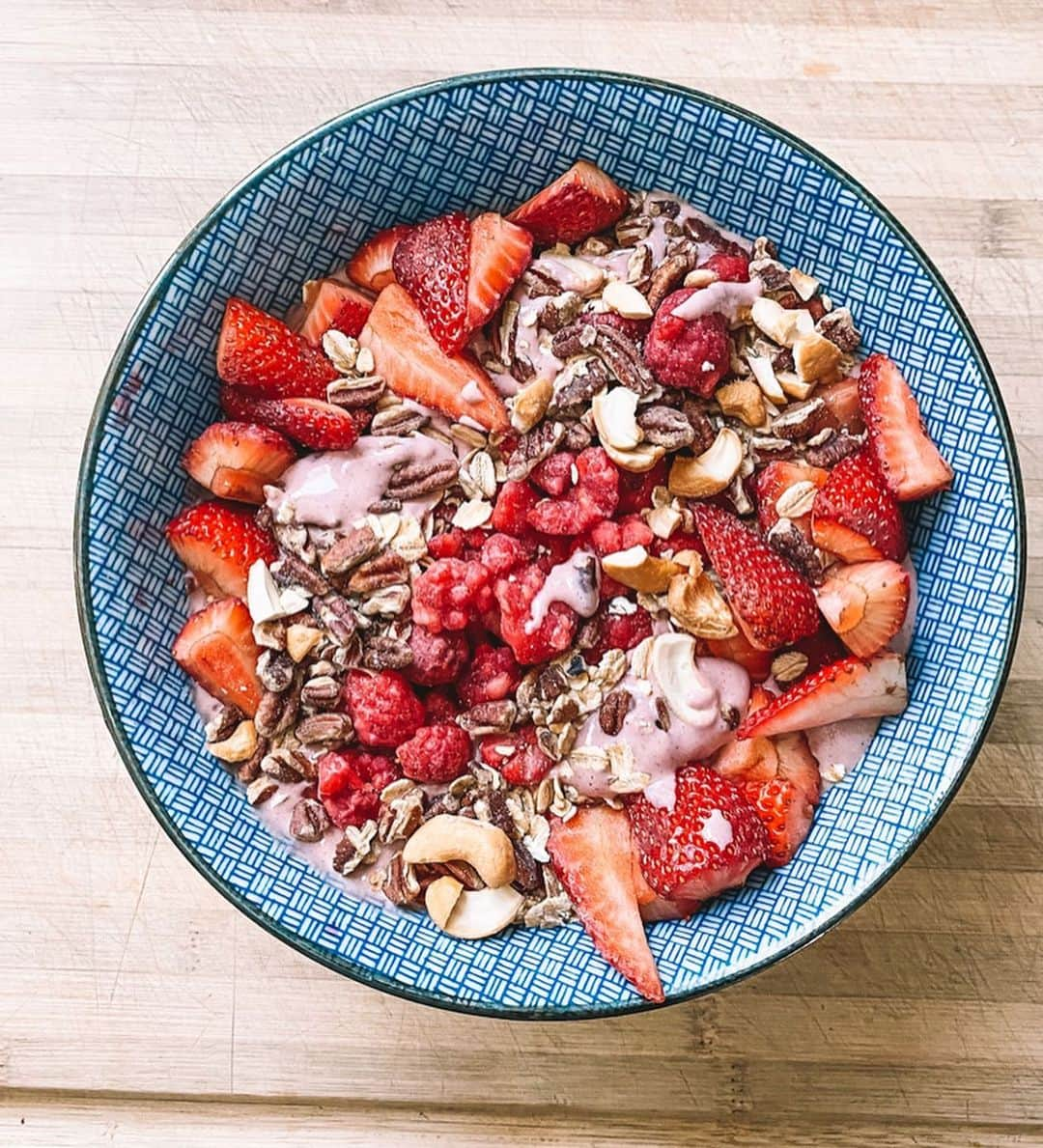 Katrin Tanja Davidsdottirさんのインスタグラム写真 - (Katrin Tanja DavidsdottirInstagram)「P R O T E I N 🌺💜🍇 S M O O T H I E 😛 B O W L // Been craving acai bowls & really don’t know how to make them but here was my attempt & it was deeeeeeelish! - SMOOTHIE PART: Frozen mixed berries Frozen cherries @ascent_protein vanilla whey protein Ascent chocolate casein (tried this to see if it would thicken it up at all. Added this in AFTER smoothie was blended) Coconut milk Vanilla skyr / yoghurt - TOPPINGS: Frozen raspberries Strawberries Mixed nuts Cashew butter (I didn’t have any but I bet GRANOLA would be the BEST on this 😛) - @ascent_protein #Ascent #OfficialSponsorOfHardWork - Ok GUYS! If you have any acai bowl improvement tips for me pleeeeease share - I def want to make more of these this summer ✨🌻☀️😛 So refreshing.」5月18日 2時51分 - katrintanja