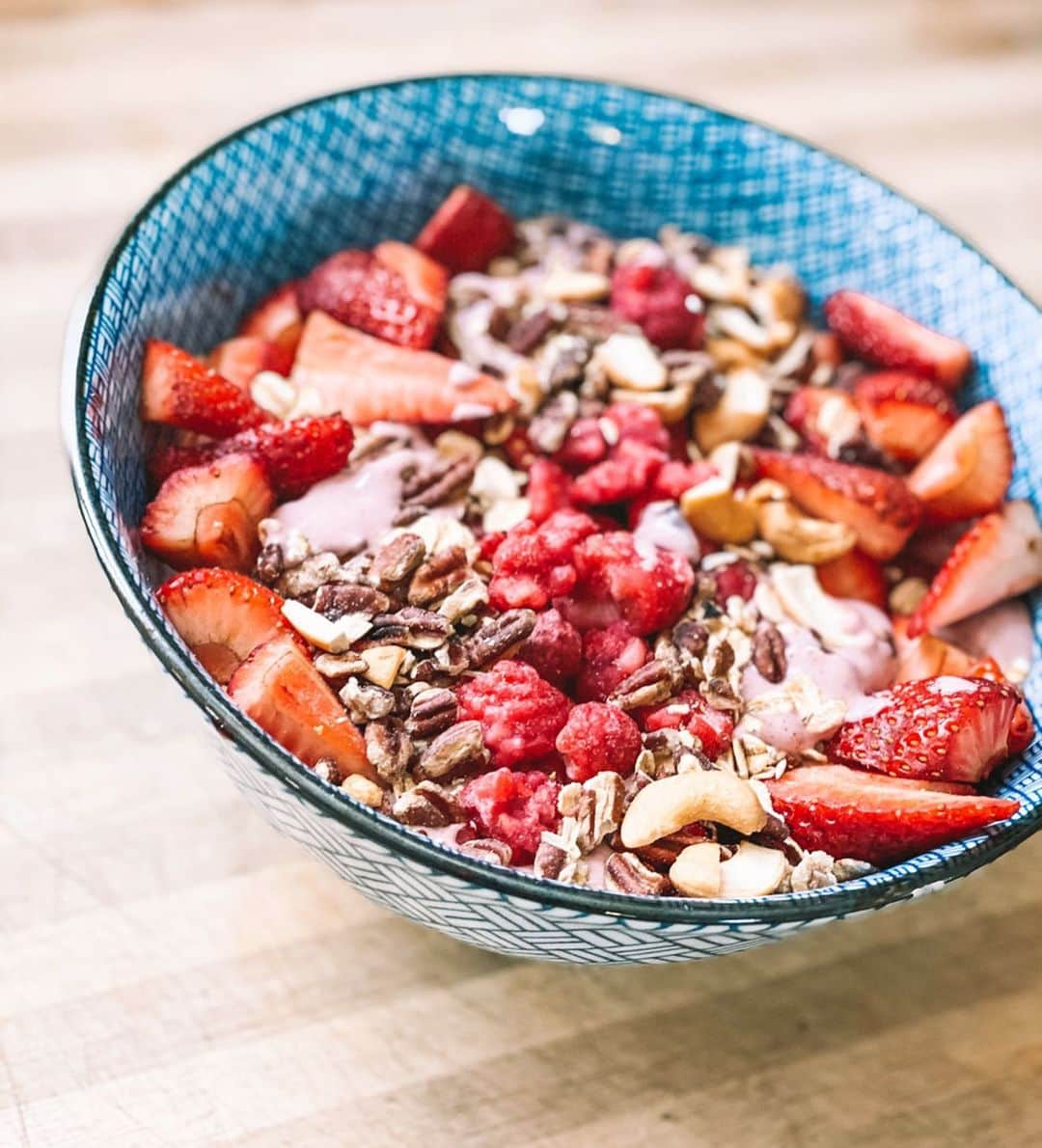 Katrin Tanja Davidsdottirさんのインスタグラム写真 - (Katrin Tanja DavidsdottirInstagram)「P R O T E I N 🌺💜🍇 S M O O T H I E 😛 B O W L // Been craving acai bowls & really don’t know how to make them but here was my attempt & it was deeeeeeelish! - SMOOTHIE PART: Frozen mixed berries Frozen cherries @ascent_protein vanilla whey protein Ascent chocolate casein (tried this to see if it would thicken it up at all. Added this in AFTER smoothie was blended) Coconut milk Vanilla skyr / yoghurt - TOPPINGS: Frozen raspberries Strawberries Mixed nuts Cashew butter (I didn’t have any but I bet GRANOLA would be the BEST on this 😛) - @ascent_protein #Ascent #OfficialSponsorOfHardWork - Ok GUYS! If you have any acai bowl improvement tips for me pleeeeease share - I def want to make more of these this summer ✨🌻☀️😛 So refreshing.」5月18日 2時51分 - katrintanja