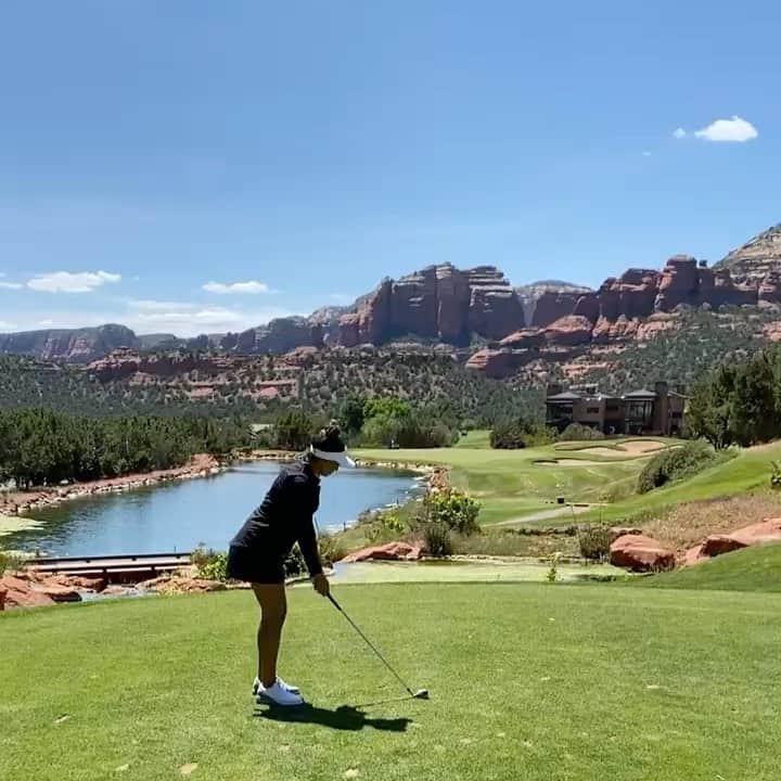 シャイエン・ウッズのインスタグラム：「Sedona never disappoints 😍 Thank you Seven Canyons Golf Club @sevencanyons for these views this weekend!! @troon」