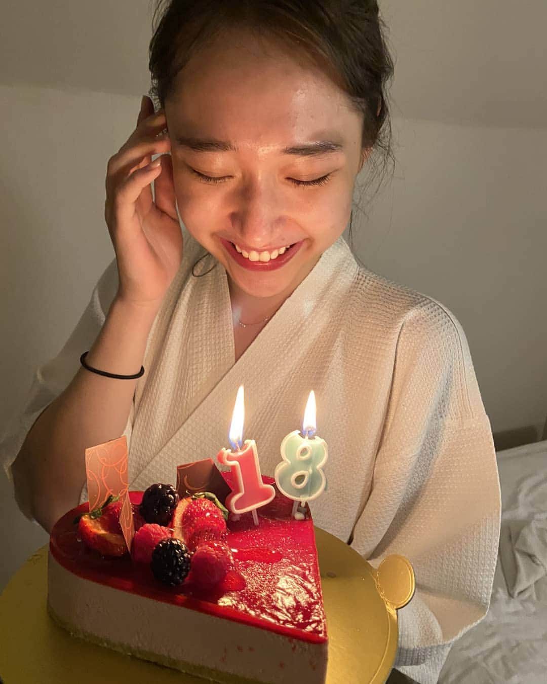 白本彩奈さんのインスタグラム写真 - (白本彩奈Instagram)「先日、18歳の誕生日を迎えました！  まだ歳を重ねた感覚は無いに等しいのですが、、、 少しずつ、18歳になった自分を認められるように、  一歩ずつ、でもうんとうんと大きくなります  18歳になった白本をまた１年、よろしくお願いします」5月18日 3時10分 - ayanashiramoto_official