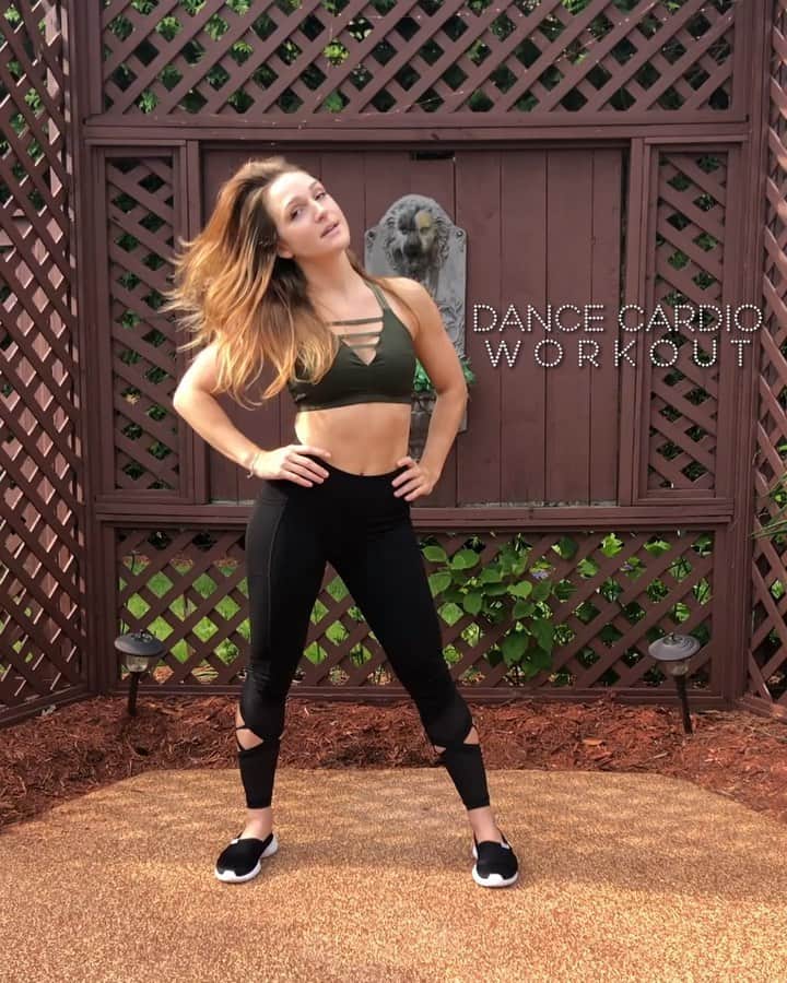 ヴィクトリア・ダフィールドのインスタグラム：「DANCE CARDIO Sunday - SONG WORKOUT!!!🎵🔥 I’m always surprised after filming these how much of a workout it is when it’s only 3 mins and purely fun!😅. So if you’re looking for a fun & fast workout today, here you go!! Just follow along with me through all 3 slides - it’s as easy as that. It’s going to get your heart rate up, burn calories, and fire up your core. You’re gonna “FEEL” it and enjoy it - I promise!!!❤️」