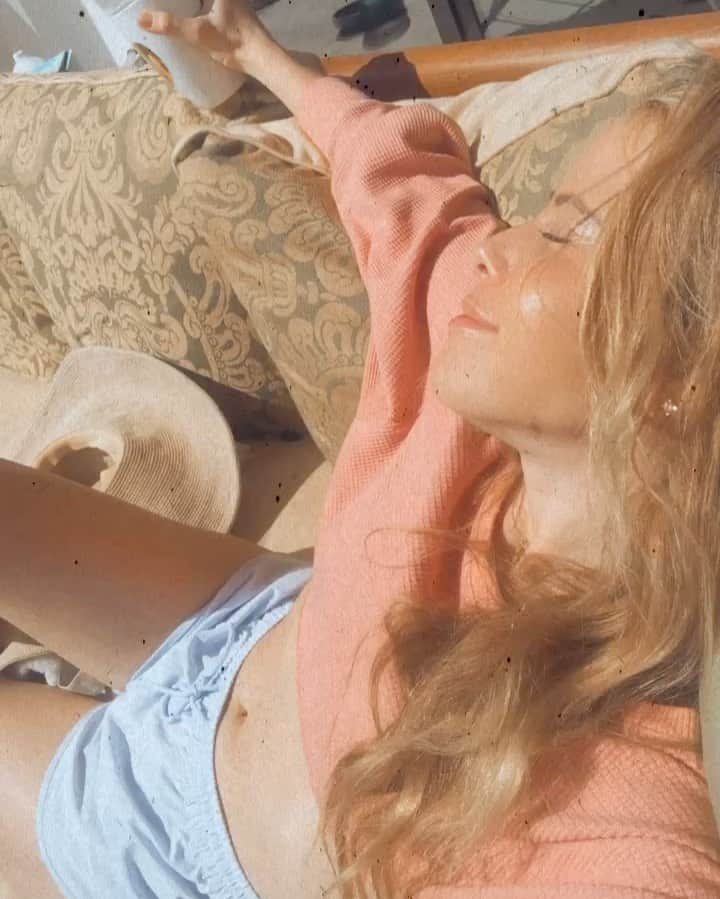 タラ・リピンスキーのインスタグラム：「It’s the little things. The sun on my face and a coffee in my hand. ☀️☕️Feeling happy on this Sunday in quarantine with my two boys. 👨🐕#quarantinelife #sundayfunday @aritzia」