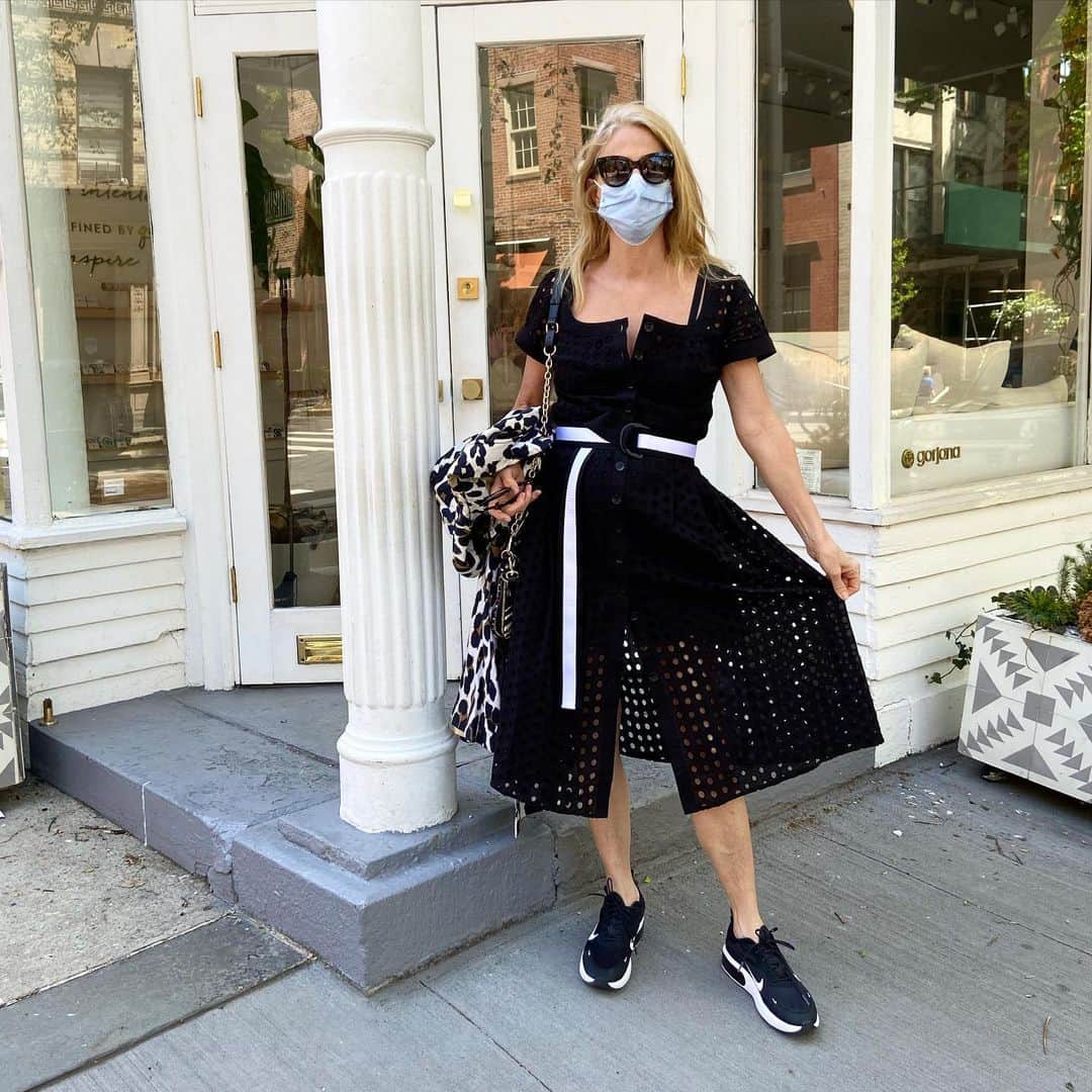 ナネットレポーのインスタグラム：「Out for a stroll in my breezy Inner Circle Dress. I even put on some red lipstick 😂#onsale #staysane #staysafe」