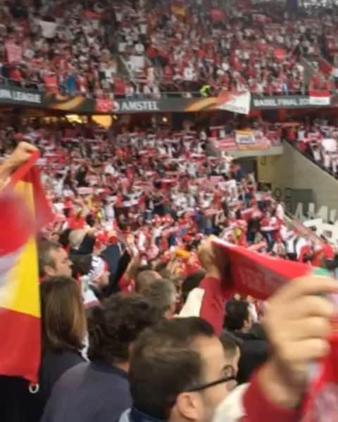 アディル・ラミのインスタグラム：「✌️✌️ 4 ans jour pour jour , finale @europaleague @sevillafc vs #liverpool  magnifique finale , dés moments inoubliables ❤️ ... #victory #champion #sevillafc #family #fierté 🏆✅ muchísima gracias @sevillafc merci🙏  PS: #onlesauralesmechants 🙄😘😘🥰🥰😘🥰😘」
