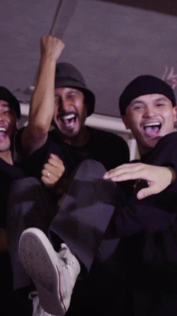 ショーン・エバリストのインスタグラム：「Because it’s Urban Paradise weekend in the Bay Area regardless of the situation we’re in.🤘🏾☹️🤘🏾Yee!! . . Fun with the fam just cuz, thank you guys💚 Also @patcruz is totally ok now don’t worry 💪🏽 and thank you to @bam_martin for sketching this out with me last summer at Fairplay 🙏🏽 lastly s/o those #DalyCity tees tho🔥 gotta represent the home town, it’s only right! ☁️☁️☁️ . . Filmed late last year 2019  Choreography by @shaunevaristo @leanlikeajolo @alfred.remulla  Music by @p_lo  Performed by @companyfam  Co-Directed/Coordinated/consulted by @patcruz @russellbanzon @shaunevaristo  Filmed by @_kikovalle Edited by @beanfdc Filmed at @wspadalycity」