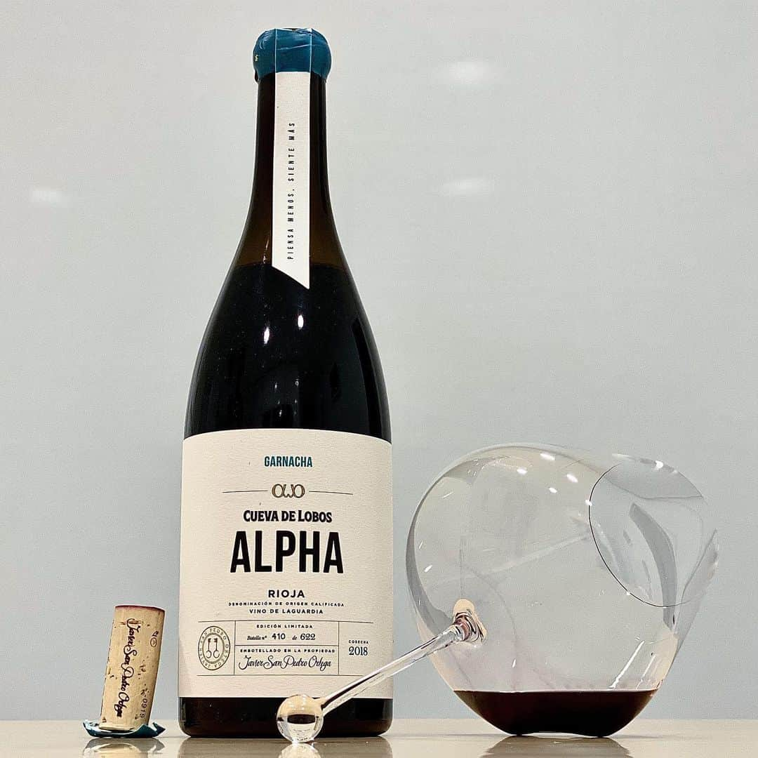 エンリケ・ソラ・クレメンテさんのインスタグラム写真 - (エンリケ・ソラ・クレメンテInstagram)「ALPHA de Cueva de Lobos 2018, D.O.Ca Rioja. Disfrutando en primicia de esta maravillosa Garnacha, que proviene de una única parcela a los pies de Sierra Cantabria y es la nueva aventura de mi amigo Javier San Pedro Ortega. Un vino muy especial para él y para todos los que le acompañan, con una crianza en barricas de roble francés nuevo durante 3 meses para después pasar el vino a barricas de 500 litros que ya habían sido usadas para su vino blanco Villahuercos, por cierto otra chulada de vino. Embotella el vino sin filtrar para que de esta manera alcance su máxima expresión. En diciembre, si no es antes, podremos todos disfrutar de este vino. Espero que hayáis pasado un buen fin de semana! Degustado en Zalto Denk'Art Gravitas Omega Glass. • • • • • #vino #vin #vinho #вино #ワイン #紅酒 #wein #champagne #winelover #wineinfluencer #winetime #food #winecellar #wineporn #instawine #winetasting #sommelier #foodandwine #champagnelover #somm #javiersanpedroortega #alphadecuevadelobos #alpha #bodegasjaviersanpedroortega #riojawine #piensamenossientemas #zalto #zaltify #garnacha」5月18日 3時32分 - kike_sola