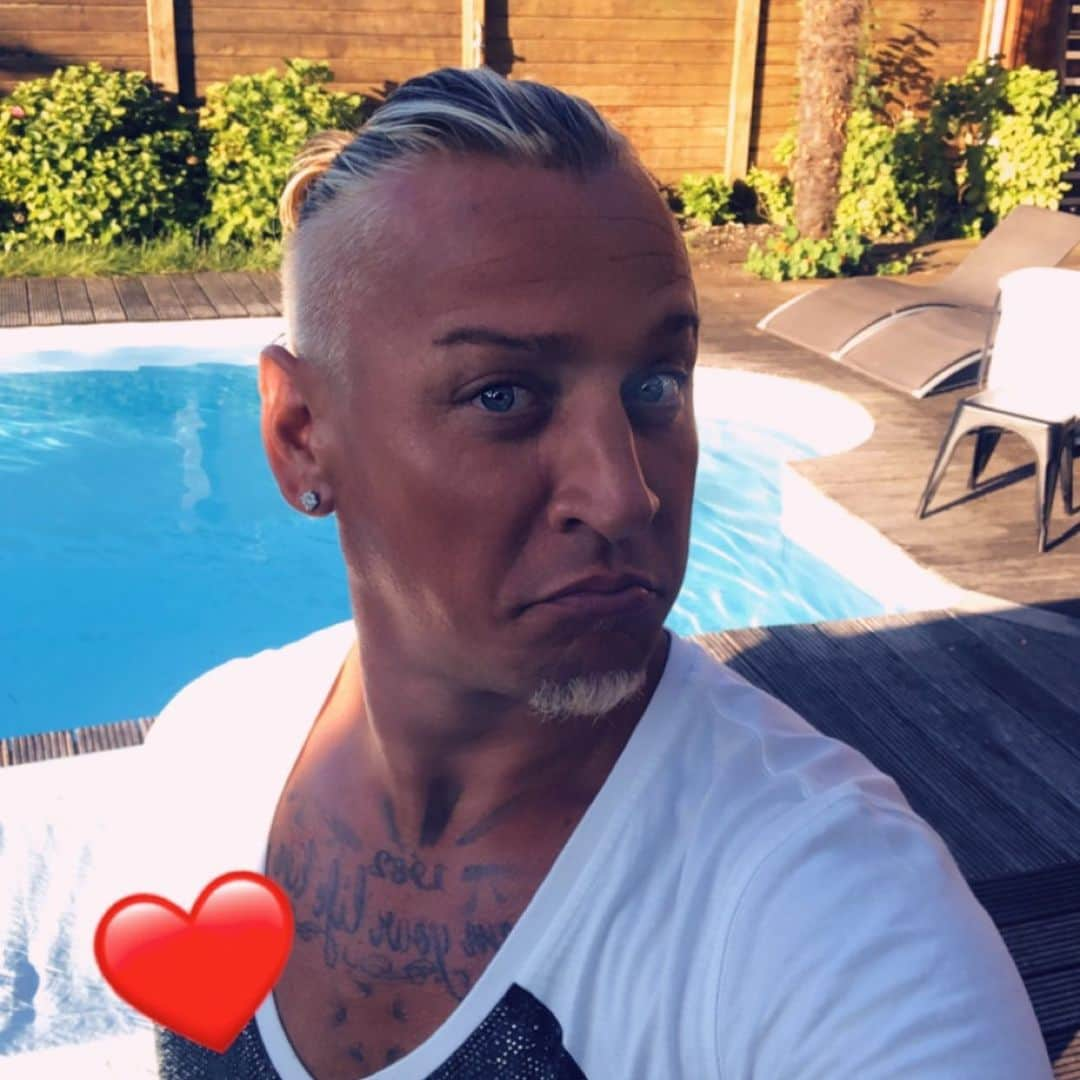 フィリップ・メクセスのインスタグラム：「Décoloration maison 😅 rien à faire 😂💇🏼‍♂️🤷🏼‍♂️ bon deconfinement à tous 💪🏼😘forza」