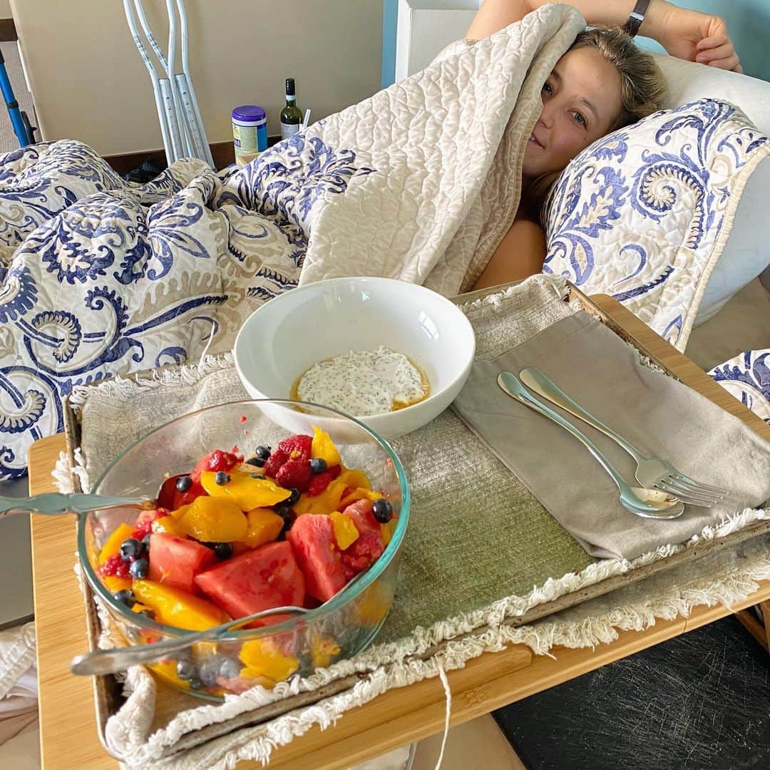 サッシャ・ディギーリアンさんのインスタグラム写真 - (サッシャ・ディギーリアンInstagram)「Sunday morning 👑 feeling better today. Some days to be quite frank, I’ve woken up and I have been looking forward to the evening because it would mean another day has passed. The last 2 weeks between my first surgery, coming home, then my second, I’ve been under strict orders to do nothing; to sleep as much as possible and my movement is really limited. I know that this will be a bumpy road mentally and physically. Everything is kind of flipped upside down in all of our worlds right now. Our framework of “normalcy” is back to its basic foundation and we need to build something stronger. That’s how my body feels, too, but I am writing each day and learning to take more time to meditate, appreciate the small wins, and keep a gratitude journal. Today, three things I am grateful for are: the love in my life around me right now, the house that we have made a home, and the team of people that are working with me through this so that I will be stronger. - Nutrition and mental health are tied together just like nutrition and physical health. I am really focusing on nourishing my body well during this time (well, even more so during this time) because I know that while I am not physically able to do much, my body is working really hard for me to heal. @kbellnutrition with @redbull has been such a great help on all the education with which macro percentages I should be targeting, timing, super foods to focus on, etc; but also what to take out of my diet at this time as my body struggles to adjust. - Happy Sunday and I hope that those of you who are able to spend time outside maximize it! 🤍」5月18日 3時57分 - sashadigiulian