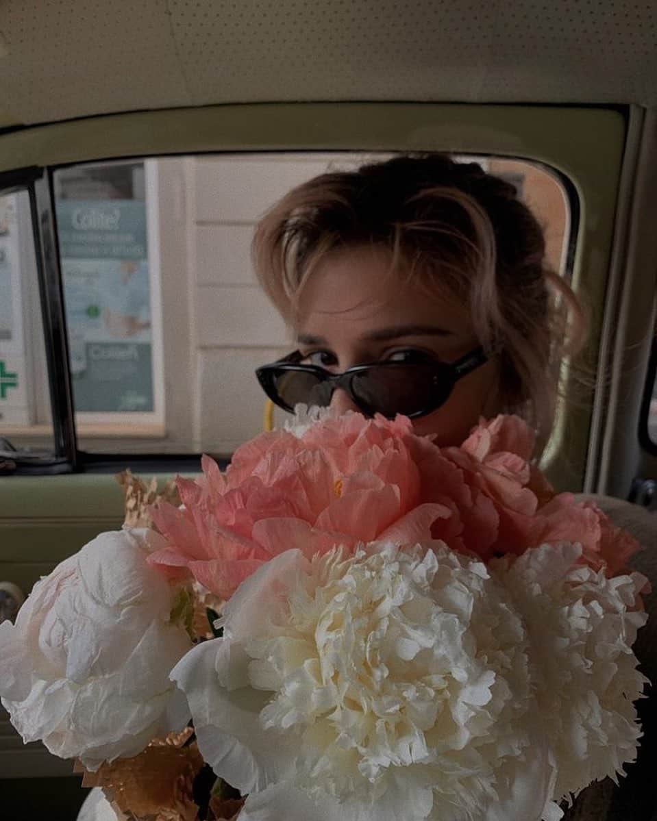 エレオノーラ・カリシのインスタグラム：「Il fascino di un fiore sta nelle sue contraddizioni − così delicato nella forma così forte nel profumo, così piccolo nelle dimensioni così grande nella bellezza, così breve nella vita così lungo il suo effetto. (Terri Guillemets)」