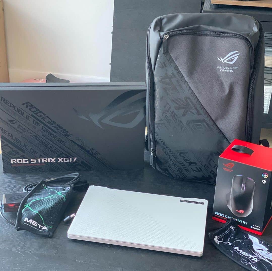 セス・カリーのインスタグラム：「Thanks to my good folks @asususa for hooking me up w/ their new ROG Zepyhrus G14 and ROG Chakram Mouse! It will help me game and do all type of other things while on the road. Can’t wait to get the league back going  @rog_na」
