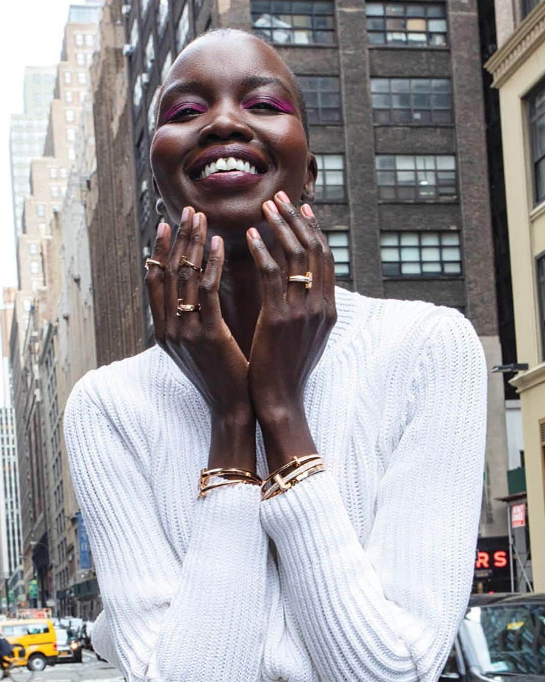 ティファニーさんのインスタグラム写真 - (ティファニーInstagram)「Tiffany T1 in the Press ——— All smiles. @nykhor in the new Tiffany T1 collection featured in @graziamexico magazine. Tap to shop the new collection and discover more via the link in bio. #TiffanyT1 #TiffanyT 📷: @enikossz」5月18日 4時00分 - tiffanyandco