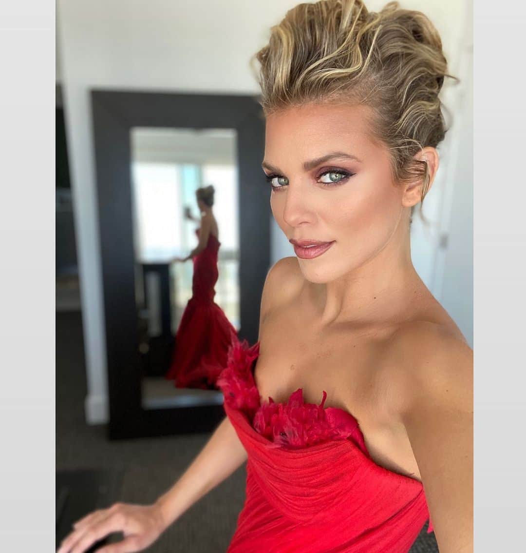 アナリン・マッコードのインスタグラム：「🎶 “Lady in Red”」